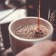 Aus einer Gastromaschine läuft Kaffee in eine Tasse.