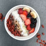 Schale mit Müsli und Obst