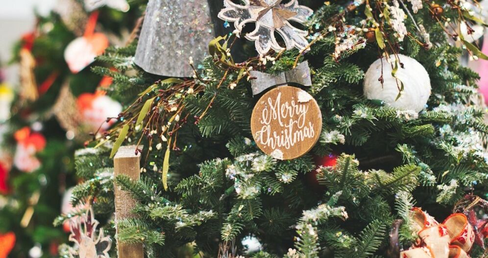 Freude unter´m Tannenbaum. Bildquelle Pexels