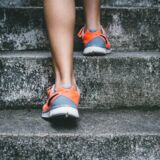 Eine Frau joggt auf einer Treppe.