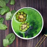 grüner Smoothie mit Kiwis