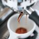 Aus einer Gastromaschine läuft Expresso in eine Tasse.