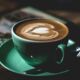 Eine Tasse mit frisch gebrühtem Cappuccino