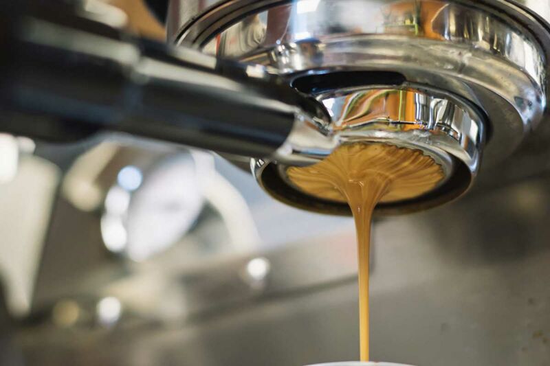 Kaffee aus einer professionellen Maschine