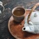 Stillleben mit Teekanne und Tasse