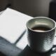 Eine Tasse Tee mit Teebeutel