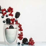 ein Glas Joghurt mit frischem Obst