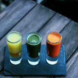 drei Smoothies in gelb, grün und orange