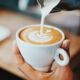 Eine Tasse mit Cappuccino