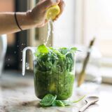 Eine Person bereitet einen grünen Smoothie