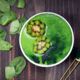 grüner Smoothie mit Kiwis