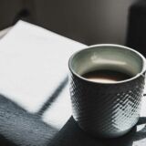 Eine Tasse Tee mit Teebeutel