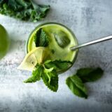Ein grüner Smoothie mit Apfel und Minze