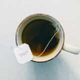 Tasse mit beschriftetem Teebeutel