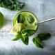 Ein grüner Smoothie mit Apfel und Minze
