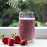 Ein roter Smoothie mit Erdbeeren