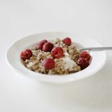Müsli mit Himbeeren