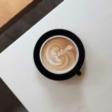 Eine Tasse mit Cappuccino