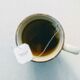 Tasse mit beschriftetem Teebeutel