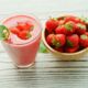 ein Erdbeer-Smoothie und Erdbeeren